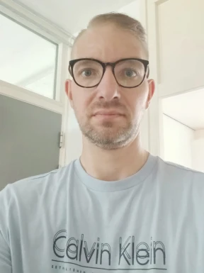 <span>Ronald, 41</span>&nbsp;<span style='width: 25px; height: 16px; float: right; background-image: url(/bitmaps/flags_small/NL.PNG)'>&nbsp;</span><br><span>Bodegraven, Holandia</span>&nbsp;<input type='button' class='joinbtn' style='float: right' value='JOIN NOW' />