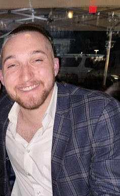 <span>Dave, 26</span>&nbsp;<span style='width: 25px; height: 16px; float: right; background-image: url(/bitmaps/flags_small/US.PNG)'>&nbsp;</span><br><span>Houston, United States of America</span>&nbsp;<input type='button' class='joinbtn' style='float: right' value='JOIN NOW' />