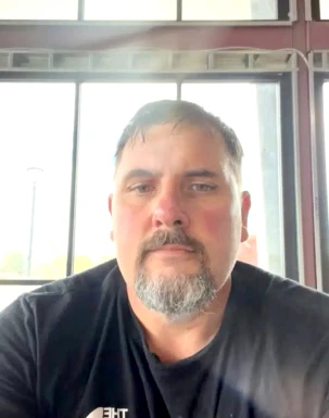 <span>Jerad, 47</span> <span style='width: 25px; height: 16px; float: right; background-image: url(/bitmaps/flags_small/US.PNG)'> </span><br><span>Phoenix, Сполучені Штати Америки</span> <input type='button' class='joinbtn' style='float: right' value='JOIN NOW' />